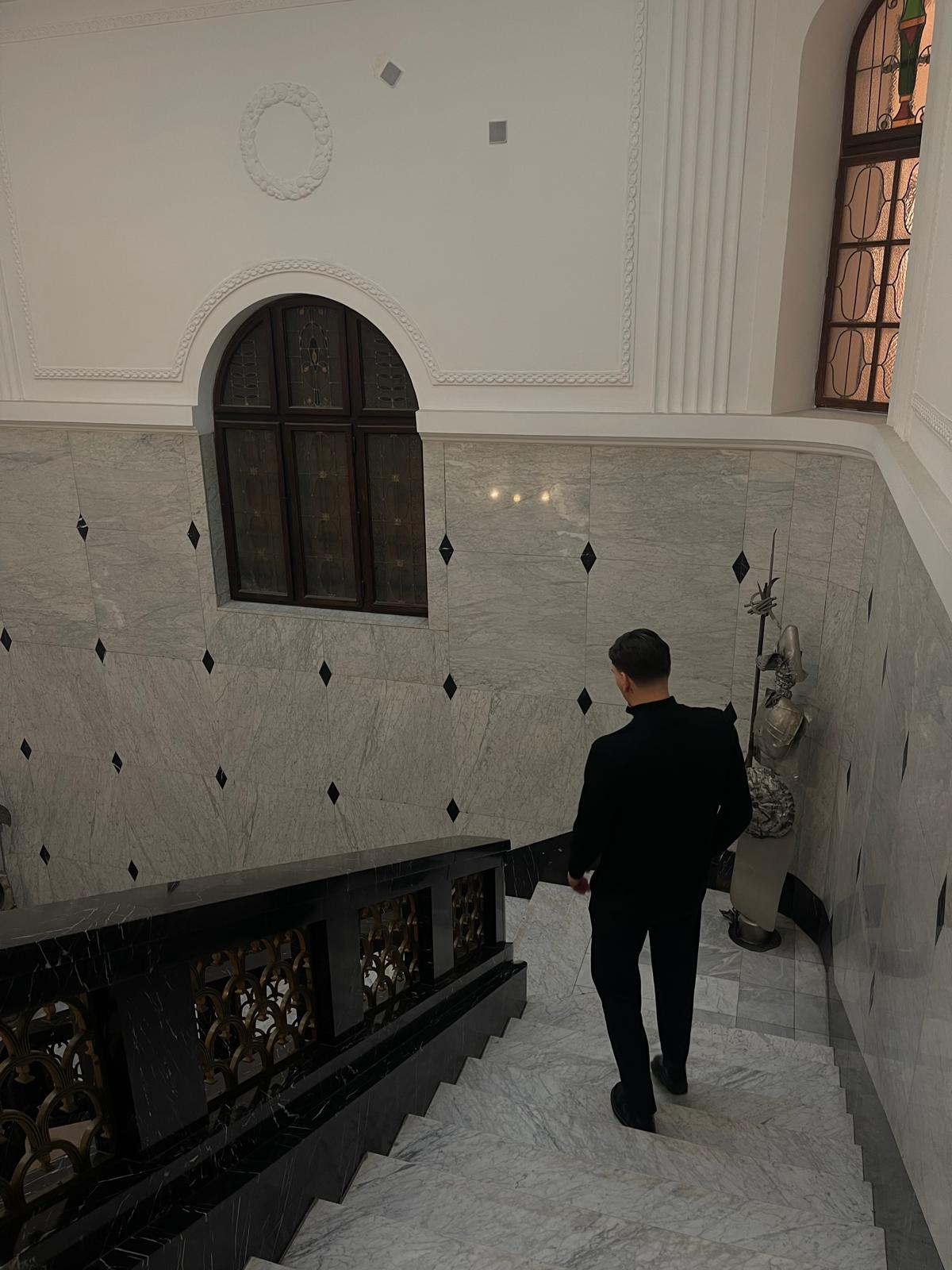 Marko Milovanovic in einem Kunstmuseum